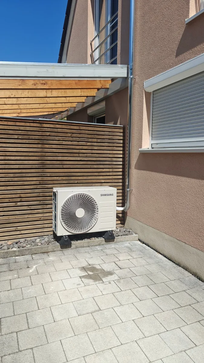 Samsung Außeneinheit einer Klimaanlage, platzsparend an der Fassade montiert