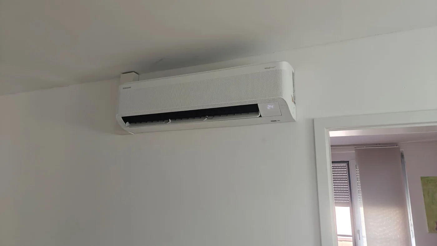 Samsung Wandklimagerät fachgerecht montiert in einem Wohnraum